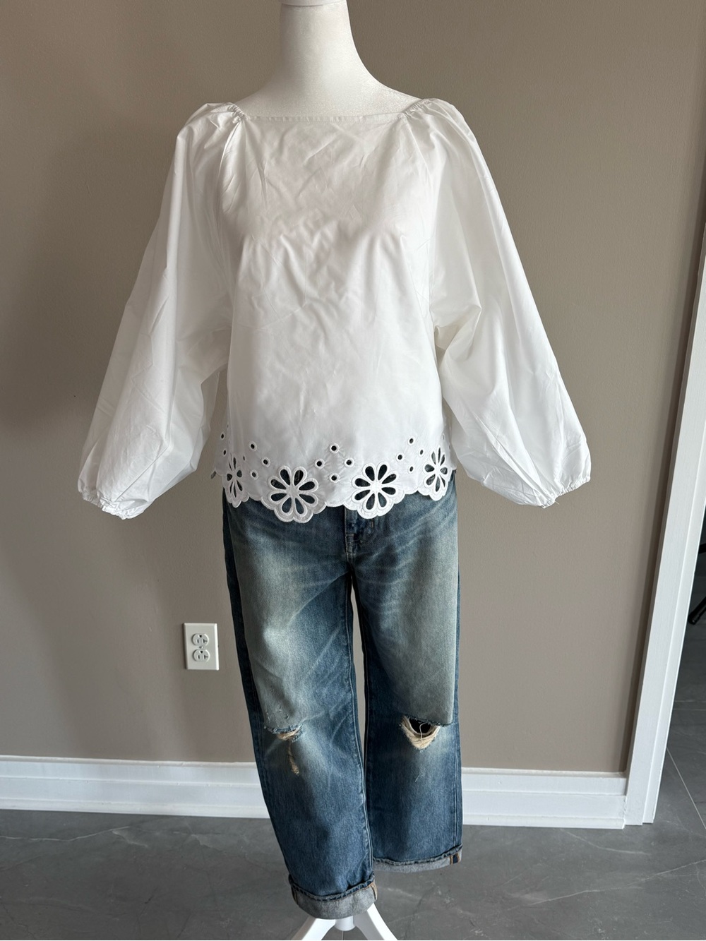 H&M White Eyelet Scalloped Hem Puff Sleeve Top